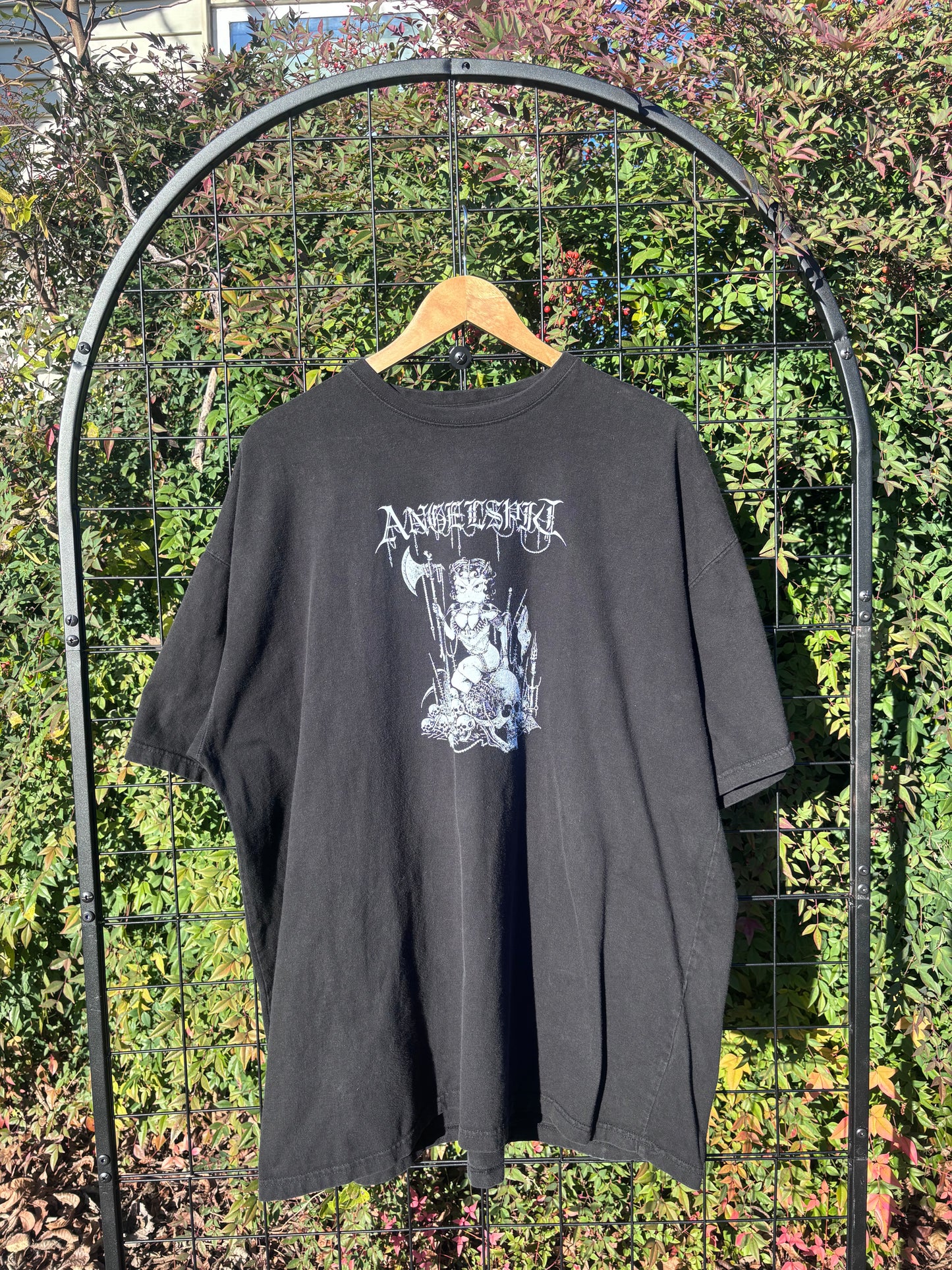 betty of arc on 90s tee for chelsea